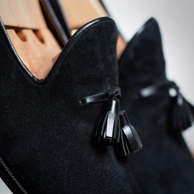 Μαύρα καστόρινα παπούτσια με φουντάκια - product image